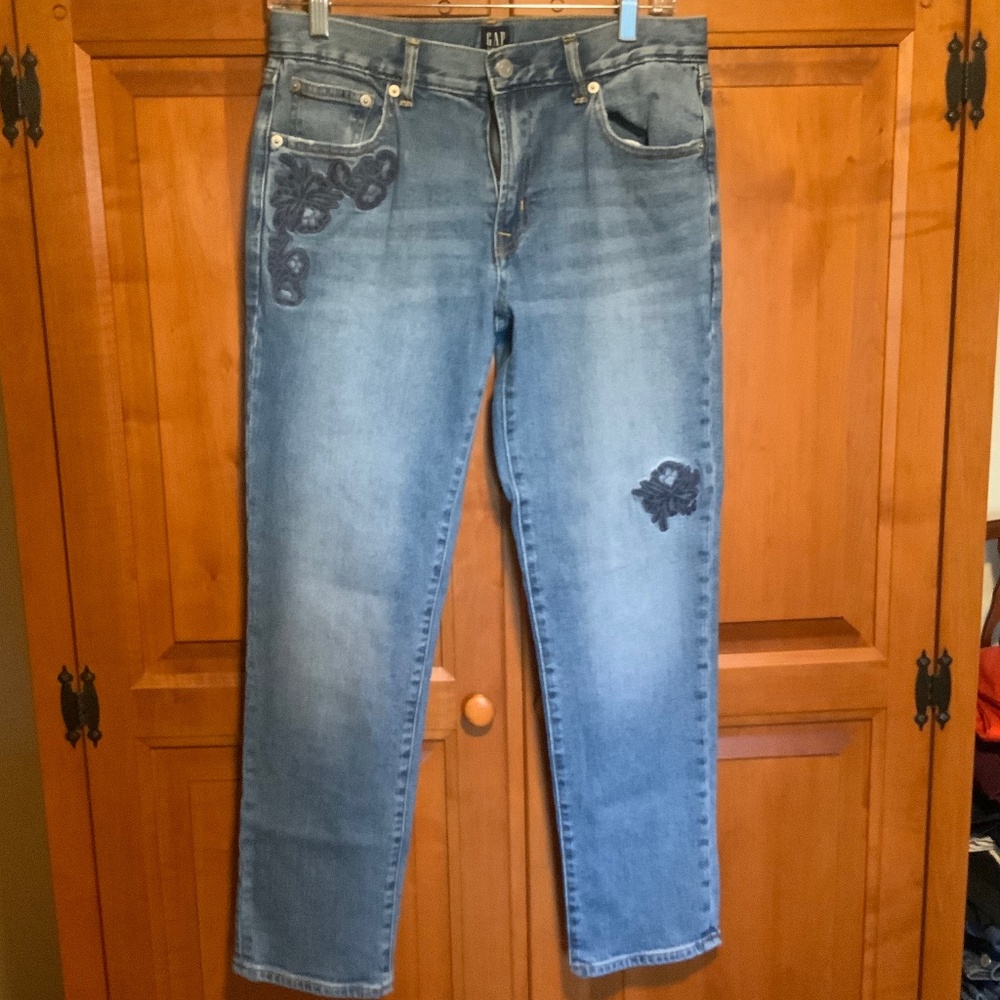 Gap girlfriend embroidered jeans